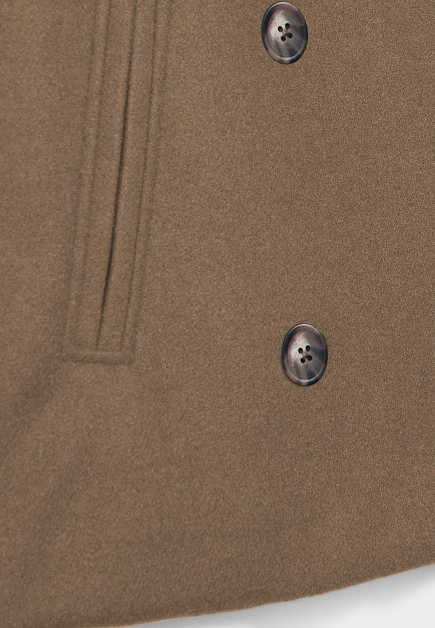 Women notch lapel jacket, side view
