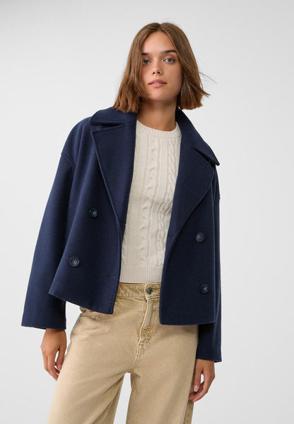 Women notch lapel jacket, side view