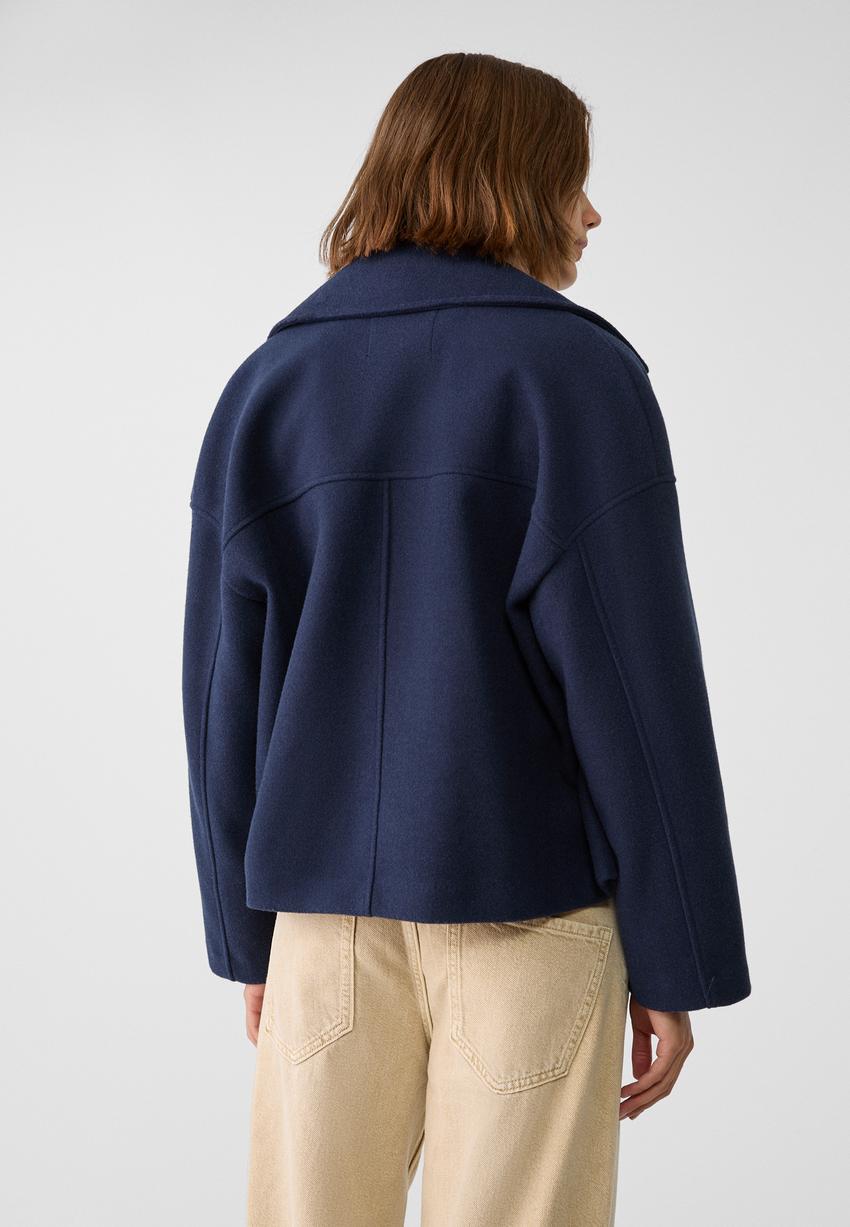 Women notch lapel jacket, side view