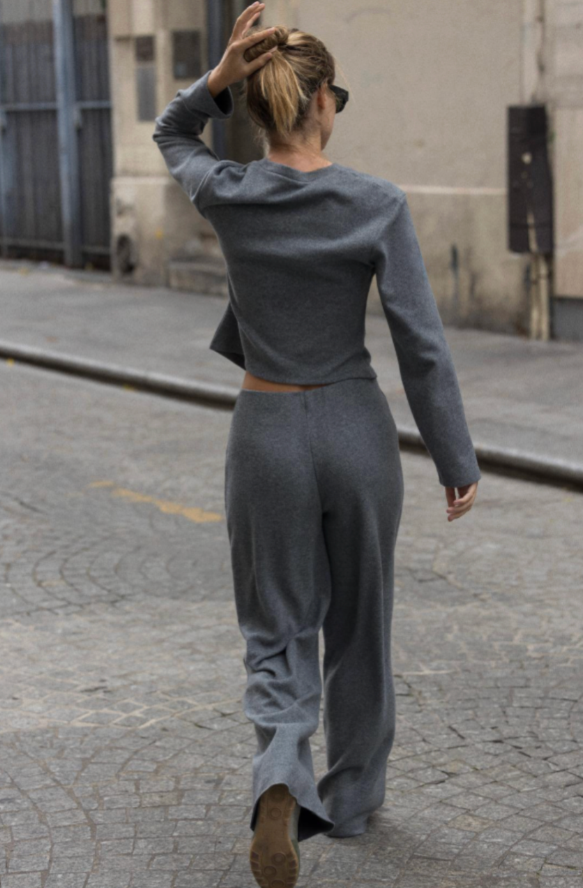 Women v neck set, side view